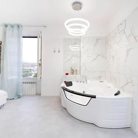 White Panoramic Jacuzzi Suite Trastevere - Top Collection ローマ エクステリア 写真