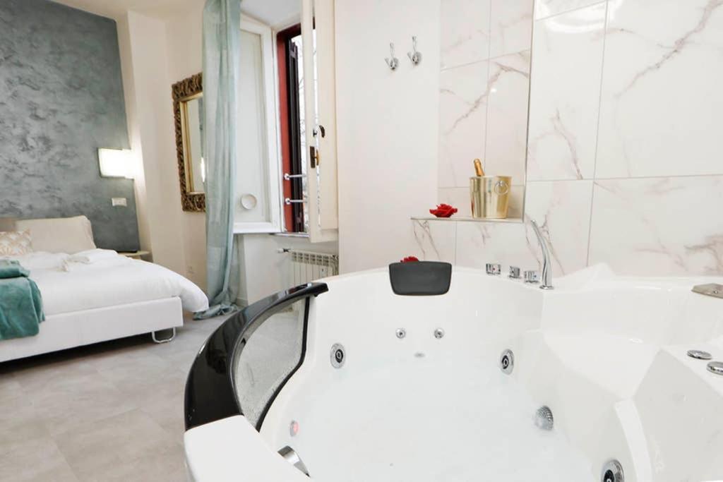 White Panoramic Jacuzzi Suite Trastevere - Top Collection ローマ エクステリア 写真