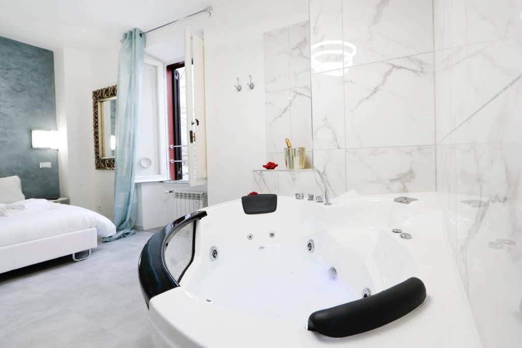 White Panoramic Jacuzzi Suite Trastevere - Top Collection ローマ エクステリア 写真