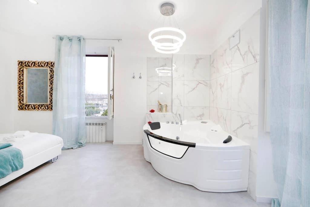White Panoramic Jacuzzi Suite Trastevere - Top Collection ローマ エクステリア 写真