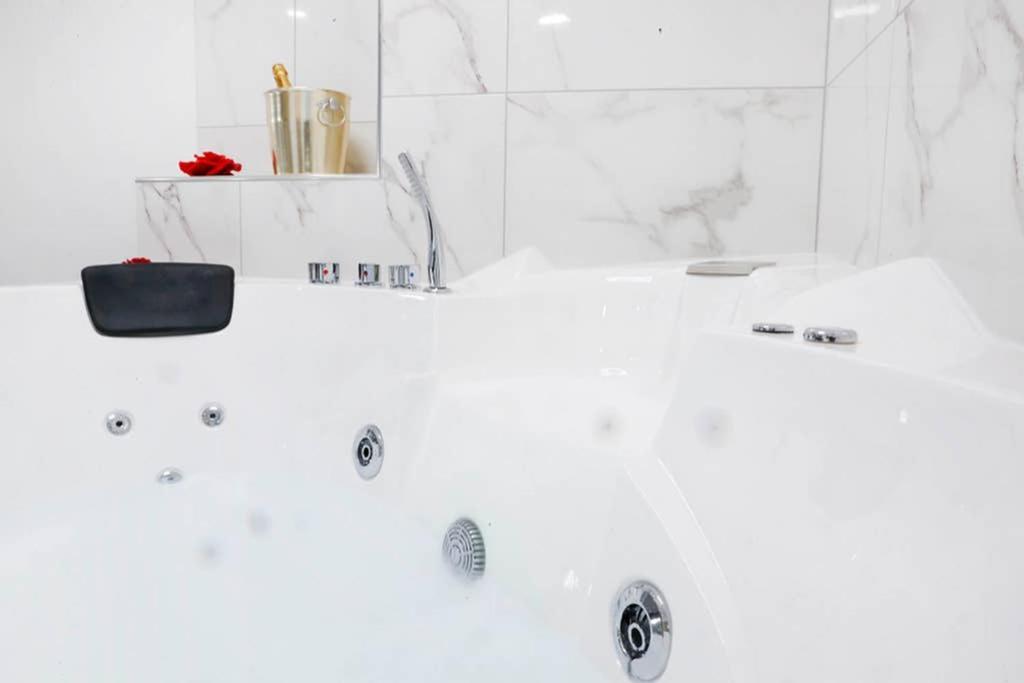 White Panoramic Jacuzzi Suite Trastevere - Top Collection ローマ エクステリア 写真