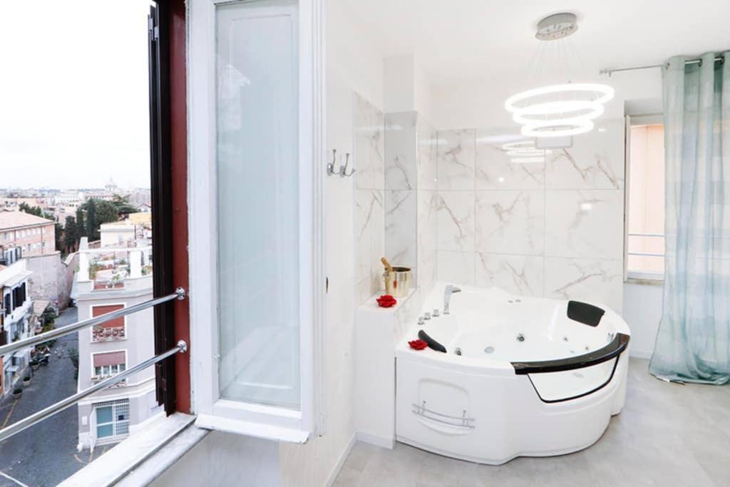 White Panoramic Jacuzzi Suite Trastevere - Top Collection ローマ エクステリア 写真